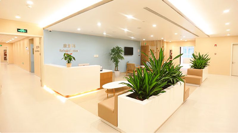 医养结合与普通养老院：失能老人照护模式的深层解析**