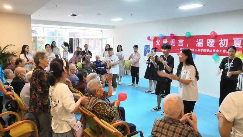 家庭陪护服务的价格主要由以下几个因素构成：